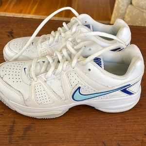 Nike womens tennis sneakers (size 6.5)- hardly worn
